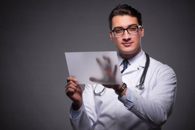 Tablet bilgisayarda çalışan genç bir doktor