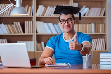 Üniversiteden mezun olan genç adam.