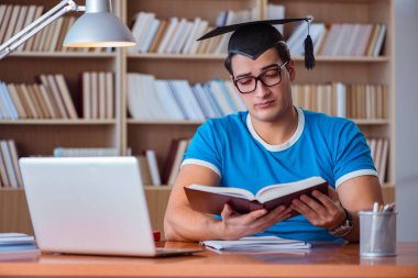 Üniversiteden mezun olan genç adam.