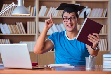 Üniversiteden mezun olan genç adam.