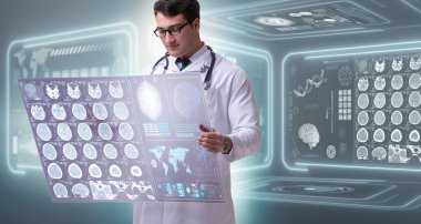 Erkek doktor beyin taraması sonuçlarını inceliyor.