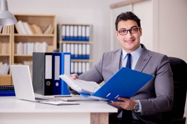 Ofiste çalışan bir işadamı.