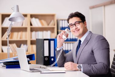 Ofiste çalışan bir işadamı.