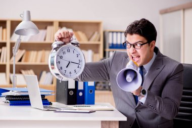 Ofisinde hoparlörlü bir işadamı var.