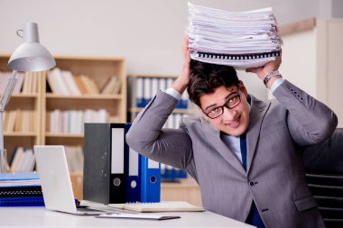 Çok fazla evrak işi yapan bir iş adamı.