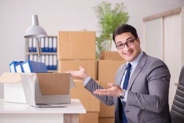 Genç yakışıklı işadamı ofisleri taşıyor