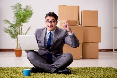 Ofis katında oturan iş adamı.