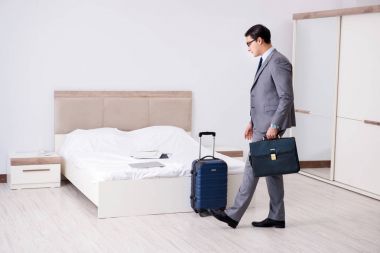 Otel odasında çalışan bir iş adamı.