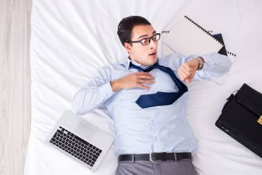 Oteldeki uçuşa geç kalan bir iş adamı.