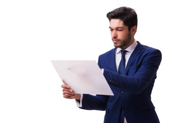 Beyaz arka plan üzerinde izole tablet üzerinde çalışan iş adamı
