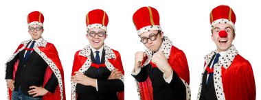 Taçlı bir iş adamı beyazlar içinde.