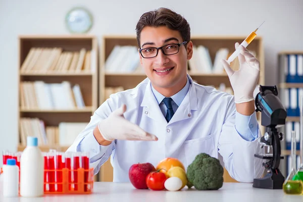 Man dokter controleert de groenten en fruit — Stockfoto