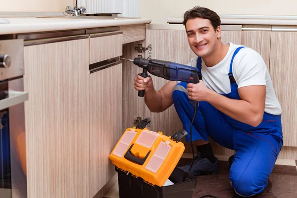 Jovem reparador que trabalha na cozinha — Fotografia de Stock