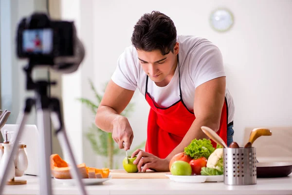 Nutrição alimentar blogueiro gravação de vídeo para blog — Fotografia de Stock