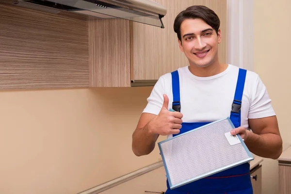 Jovem trabalhando com equipamentos de cozinha — Fotografia de Stock