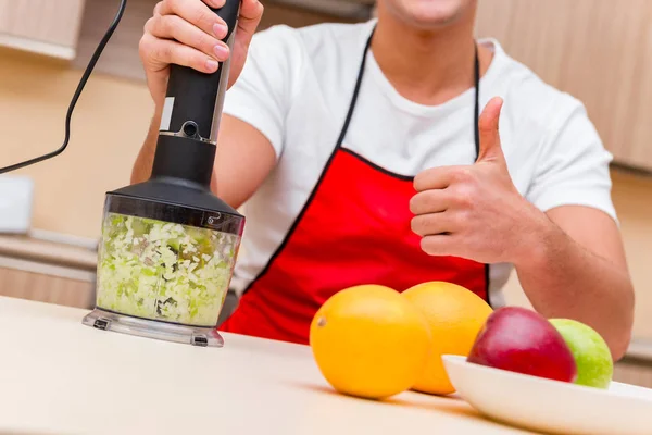 Schöner Mann bei der Arbeit in der Küche — Stockfoto