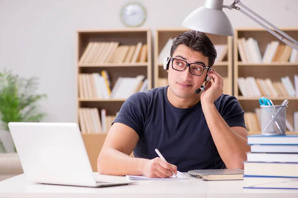 Joven freelance trabajando en la computadora — Foto de Stock