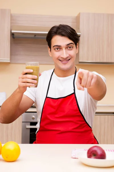 Bonito homem a trabalhar na cozinha — Fotografia de Stock