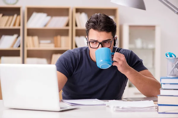 Giovane studente bere caffè dalla tazza — Foto Stock