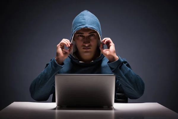 Počítačový hacker pracující v tmavé místnosti — Stock fotografie