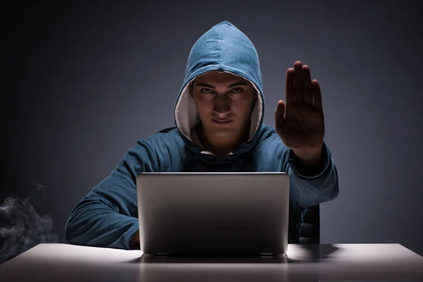 Компьютерный хакер работает в темной комнате — стоковое фото