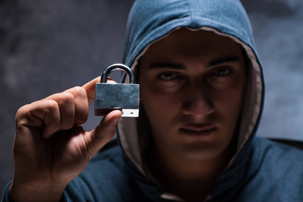 Компьютерный хакер работает в темной комнате