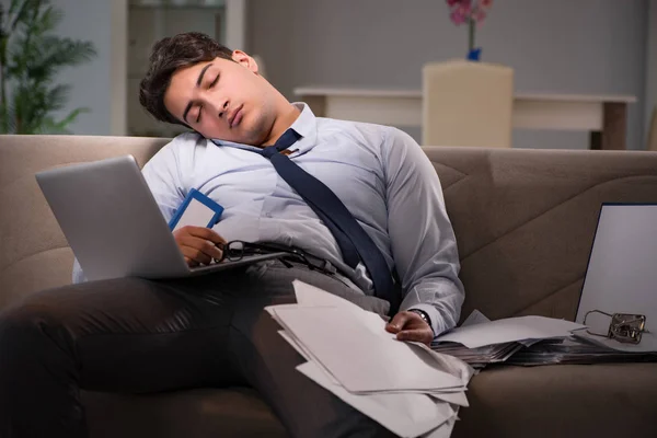 Empresário viciado em trabalho trabalhando até tarde em casa — Fotografia de Stock