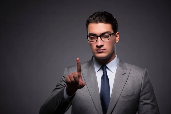 Hombre de negocios guapo presionando botones virtuales —  Fotos de Stock