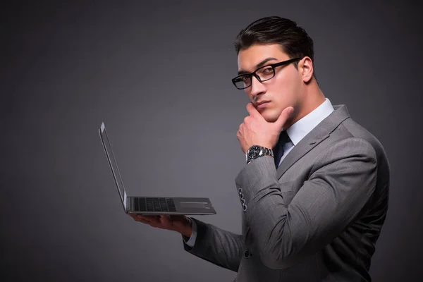 Hombre de negocios guapo trabajando en el ordenador portátil — Foto de Stock