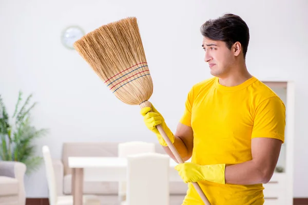 Ο άντρας καθαρίζει το σπίτι βοηθώντας τη γυναίκα του. — Φωτογραφία Αρχείου
