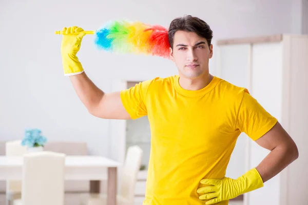 Man husband cleaning the house helping his wife — Stock Photo, Image