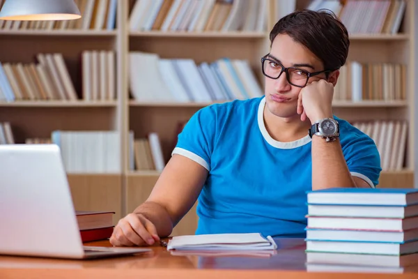 Étudiant se préparant aux examens collégiaux — Photo