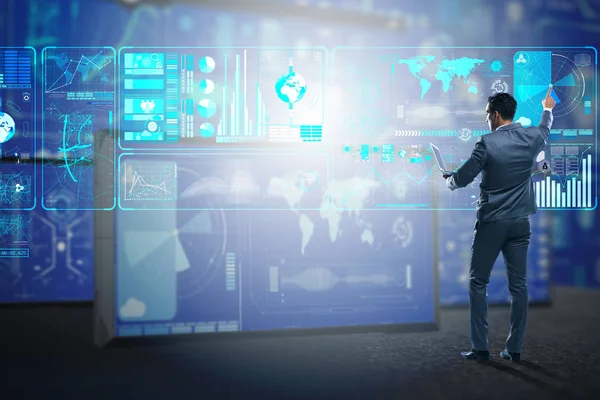 Büyük veri arayan iş adamı