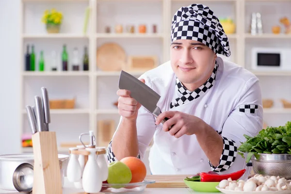 Jeune cuisinier homme travaillant dans la cuisine — Photo