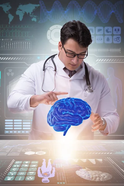 แพทย์ชายที่มีสมองในแนวคิดทางการแพทย์ — ภาพถ่ายสต็อก