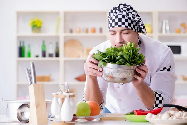 Cocinero joven trabajando en la cocina — Foto de Stock