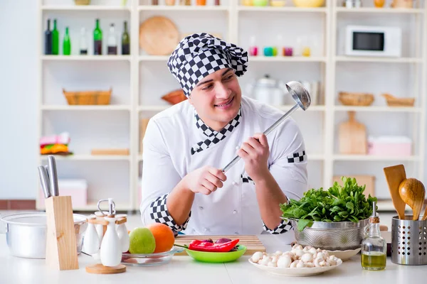 Jovem cozinheiro do sexo masculino trabalhando na cozinha — Fotografia de Stock