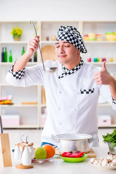 Cocinero joven trabajando en la cocina — Foto de Stock