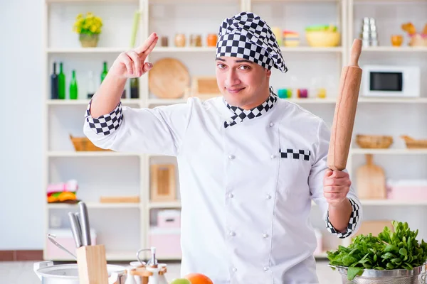 Cocinero joven trabajando en la cocina — Foto de Stock