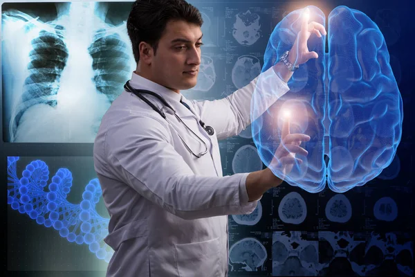 Médecin masculin avec le cerveau dans le concept médical — Photo