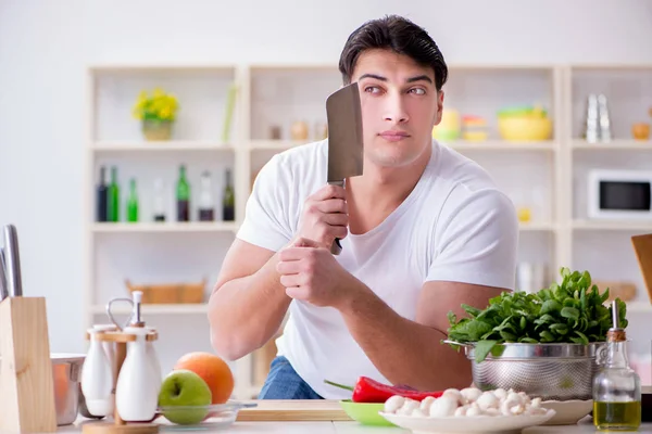 Jovem cozinheiro do sexo masculino trabalhando na cozinha — Fotografia de Stock