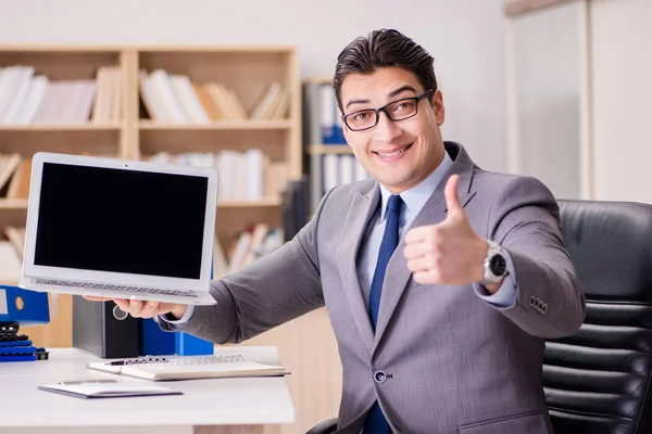 Empresário que trabalha no escritório — Fotografia de Stock