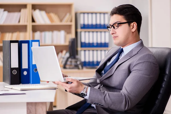 Empresário que trabalha no escritório — Fotografia de Stock