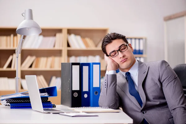 Schläfriger Geschäftsmann arbeitet im Büro — Stockfoto