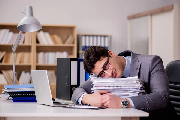 Empresario con demasiado papeleo — Foto de Stock