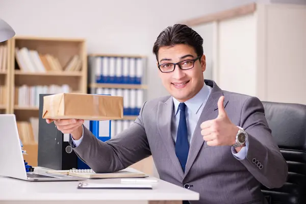 Businessman receiving parcel in the office — Stock Photo, Image