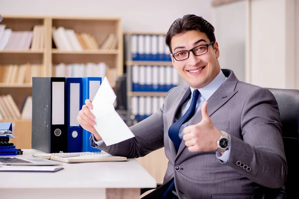 Empresario recibiendo sobre de carta en la oficina —  Fotos de Stock