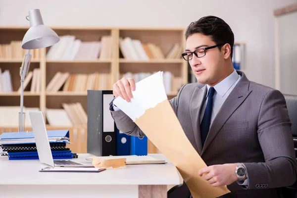 Geschäftsmann erhält Brief im Büro — Stockfoto