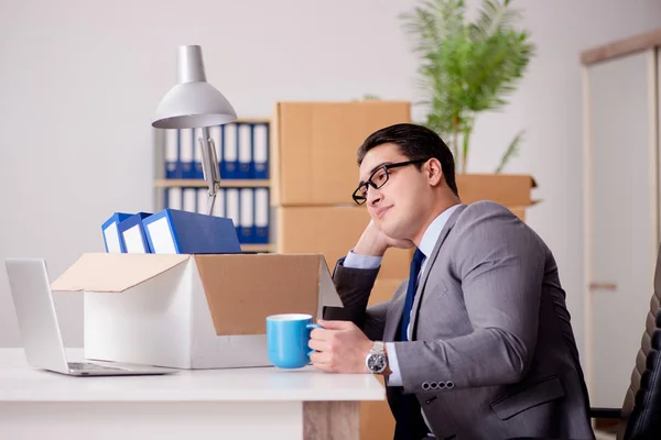 Empresario trasladando oficinas después de la promoción —  Fotos de Stock