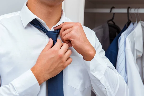 Geschäftsmann verkleidet sich für die Arbeit — Stockfoto